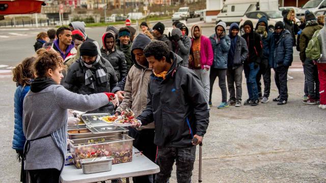 Migrants de Calais: la justice ordonne des mesures d'aide, malgré l'Etat