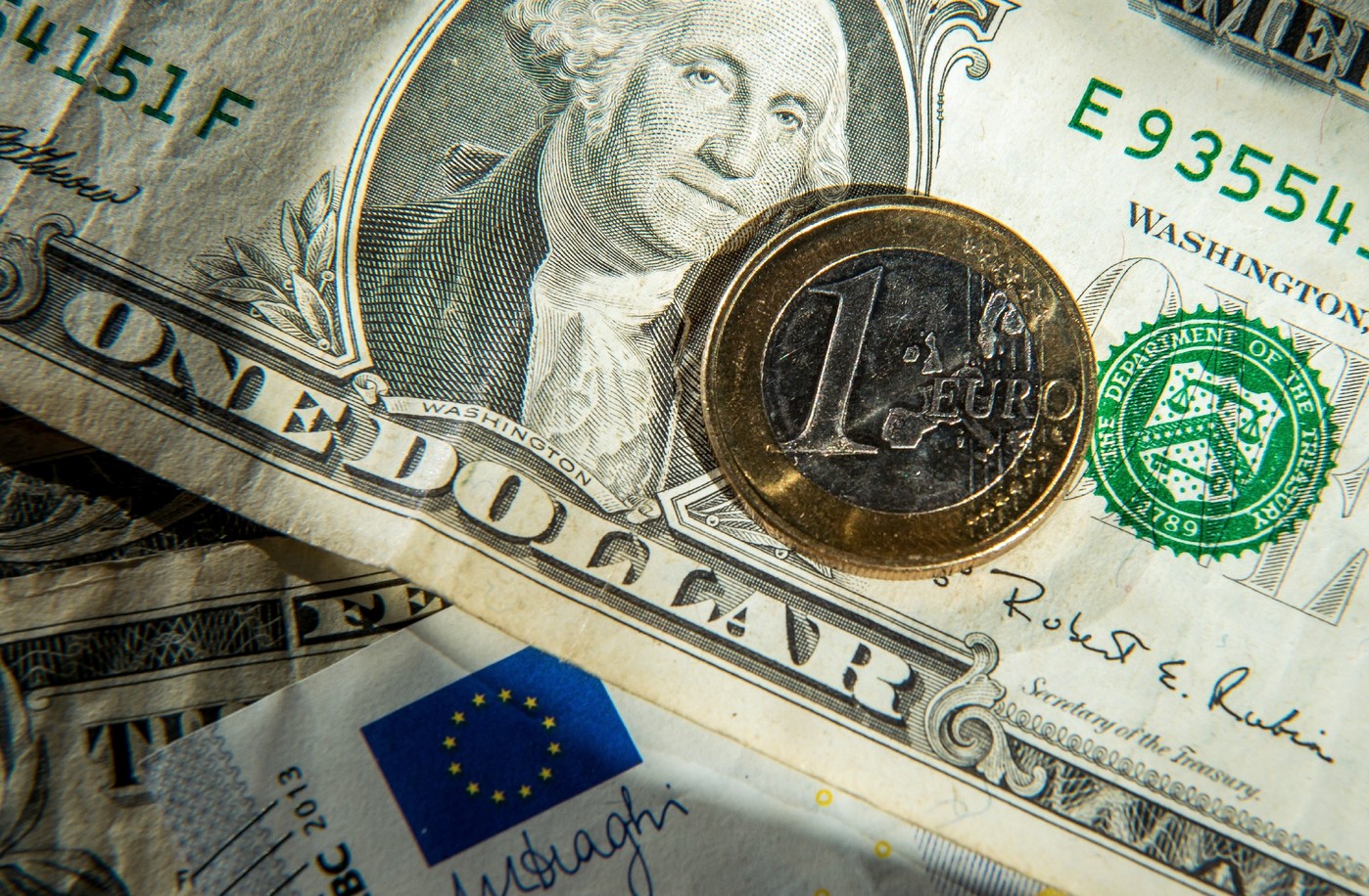 L'euro grimpe face au dollar, nouveaux sommets en trois ans