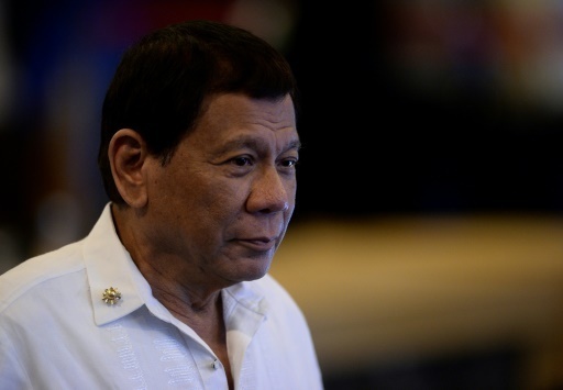 Philippines: mâcher du chewing gum soulage le dos du président Dutertre