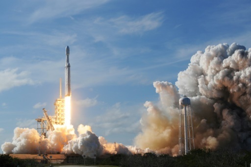 Musk réussit un nouveau pari avec le premier vol de la plus puissante fusée du monde