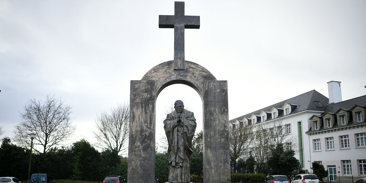 Ploërmel: menacée par la justice, la statue de Jean-Paul II vendue à l'Église