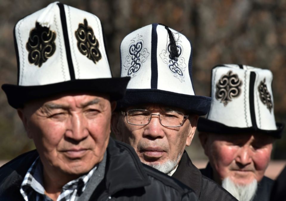 Au Kirghizstan, le chapeau, le chien et le président