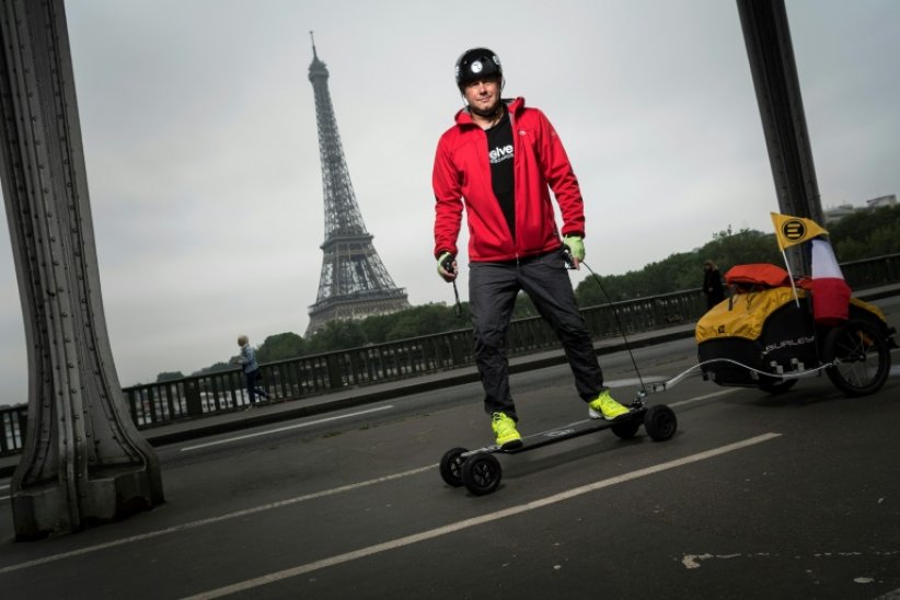 De San Francisco à Pékin en skate électrique "pour voir comment le monde a changé"