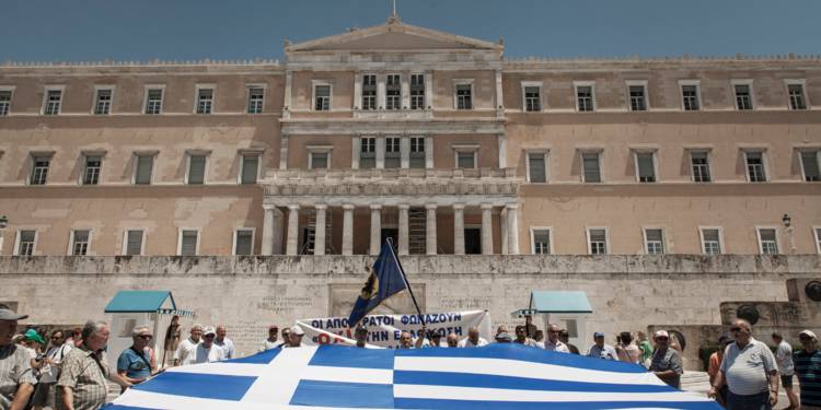 Fin des memorandums? Les Grecs partagés entre soulagement et inquiétude