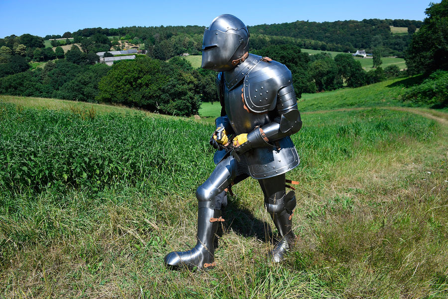 Poincheval, chevalier errant, en armure sur les routes bretonnes