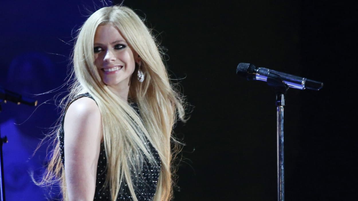 Après avoir frôlé la mort, la chanteuse canadienne Avril Lavigne revient