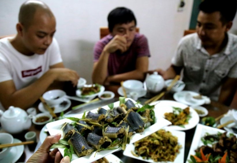Au Vietnam, le serpent se sert frit ou en saucisse