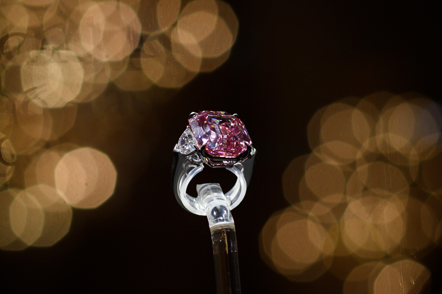 Un diamant rose adjugé 44,3 millions d'euros, prix record au carat