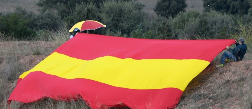 Espagne: un humoriste jugé pour s'être mouché dans le drapeau national