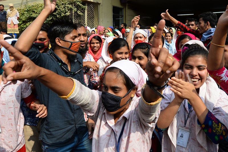 Bangladesh: les ouvriers du textile poursuivent leur grève