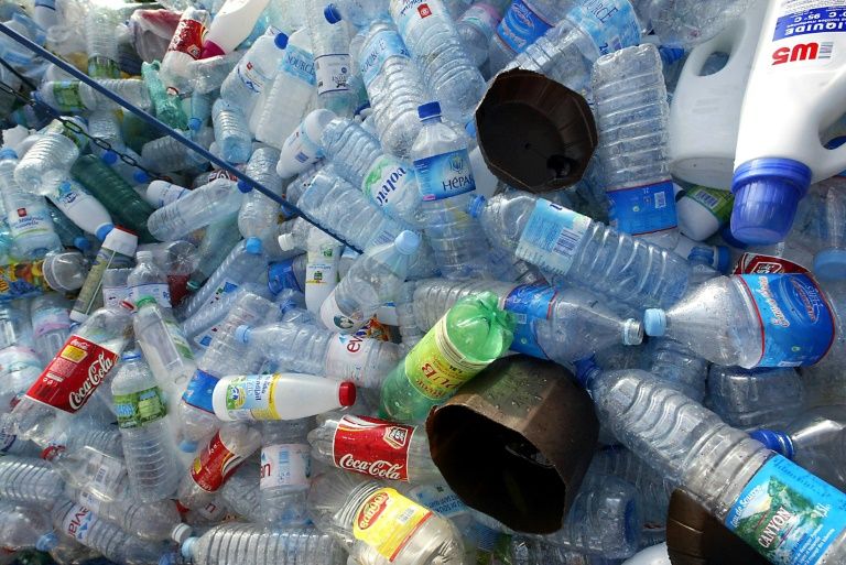 Un "pacte" entreprises-gouvernement-ONG pour réduire les emballages plastique