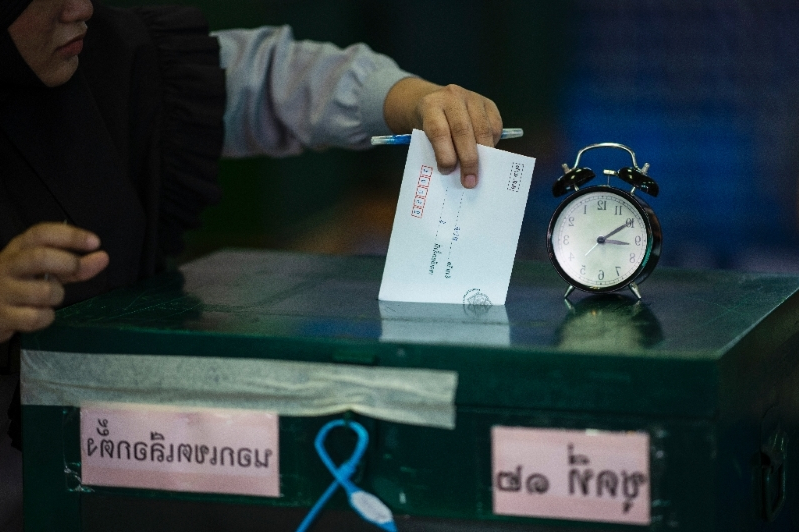 Opposants en exil, procédures arbitraires, censure: l'après élection en Thaïlande inquiète