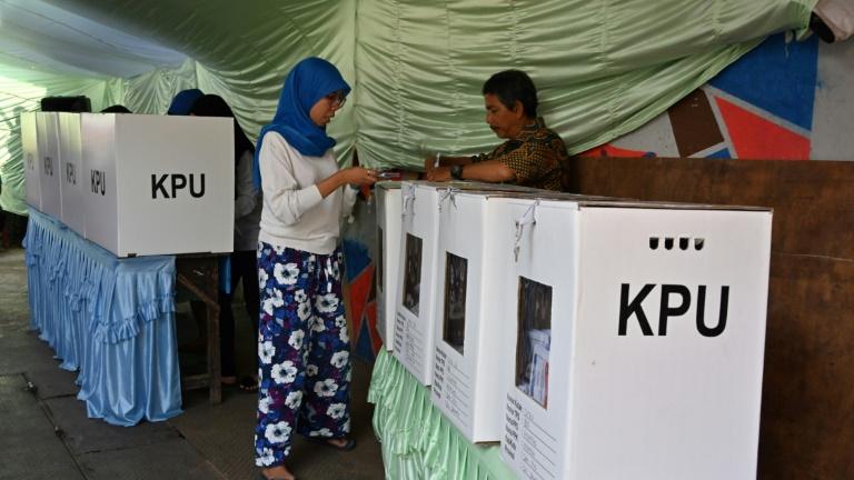 Les Indonésiens dans l'attente des résultats de l'élection présidentielle