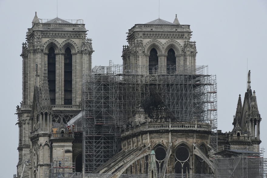 Notre-Dame: les grandes fortunes accusées de mener une "opération de communication"