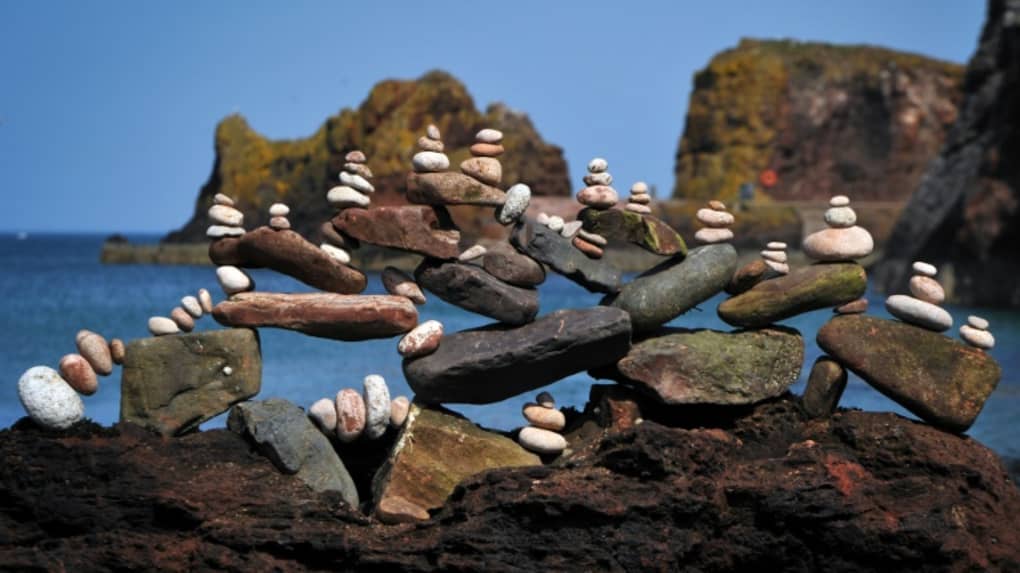 Sur la côte écossaise, des empileurs de pierre défient la gravité