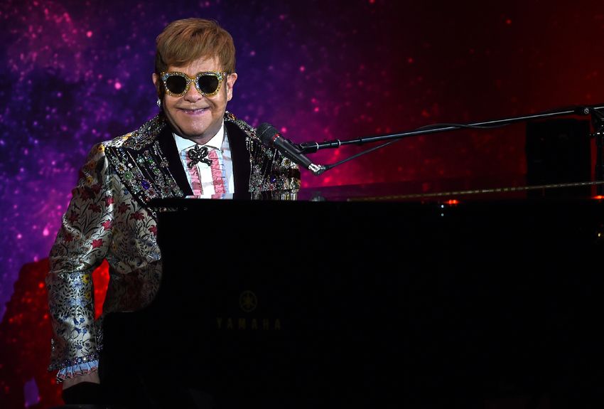 Elton John "Rocketman", star excentrique au succès planétaire