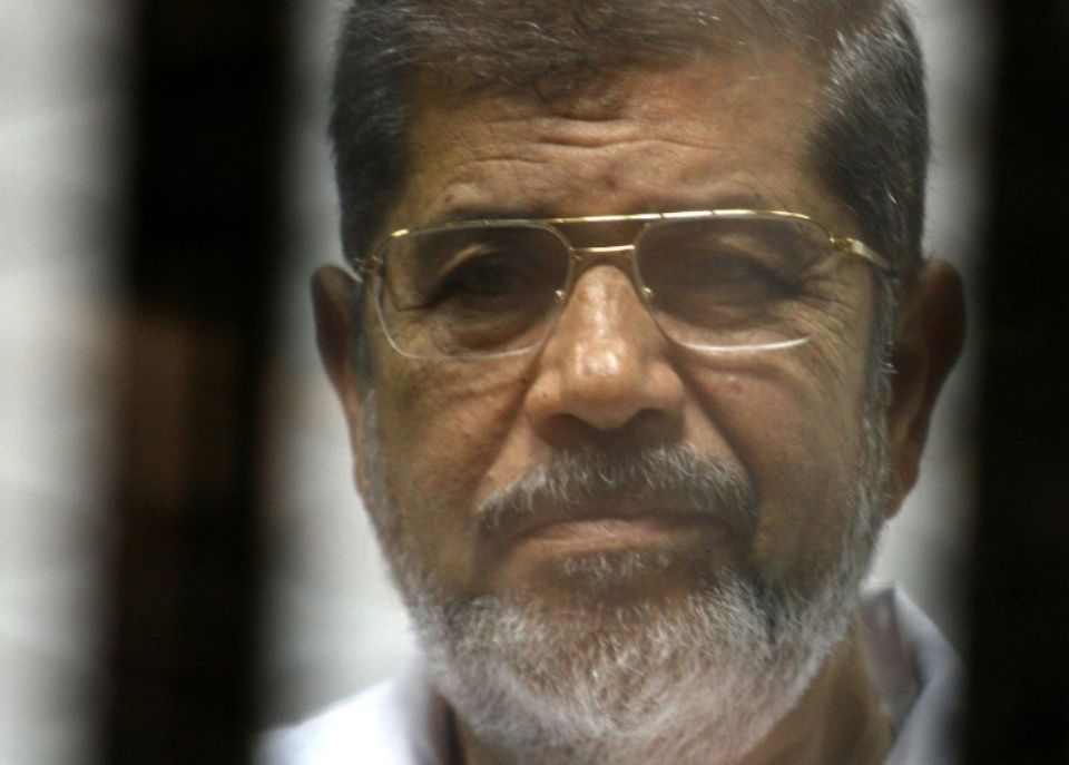 Egypte: l'ex-président Morsi enterré au Caire après s'être effondré au tribunal