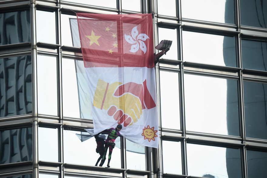 A Hong Kong, le "Spiderman" français déploie une banderole pour la paix sur un gratte-ciel