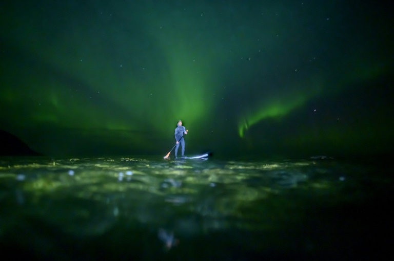 Fjords, eau glacée et aurores boréales: le surf version polaire