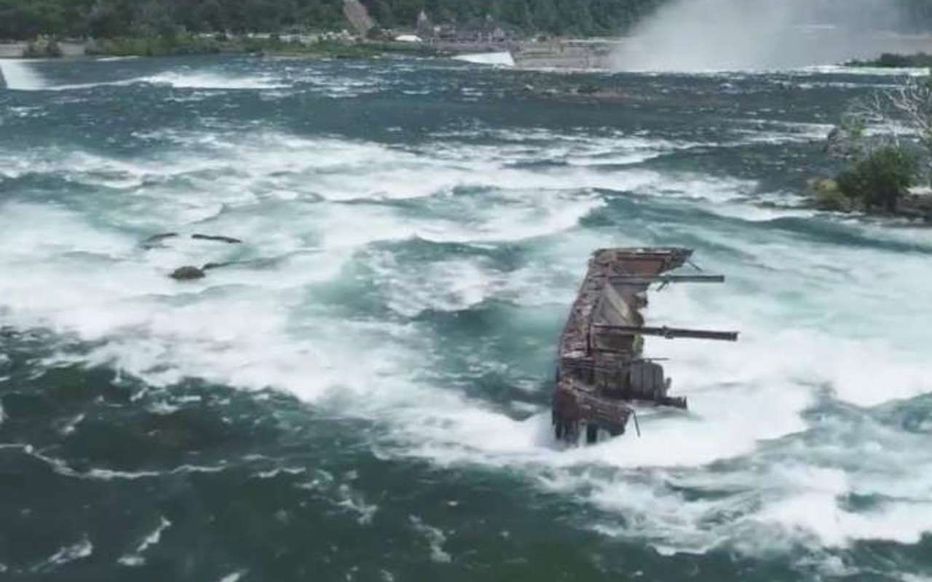 Un bateau coincé depuis un siècle en haut des chutes du Niagara déplacé