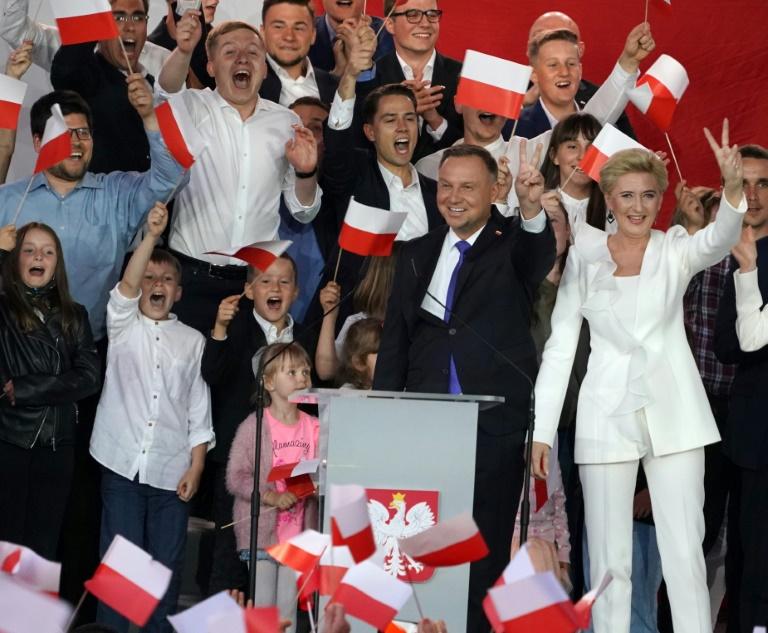 Pologne: le conservateur Duda réélu président de justesse