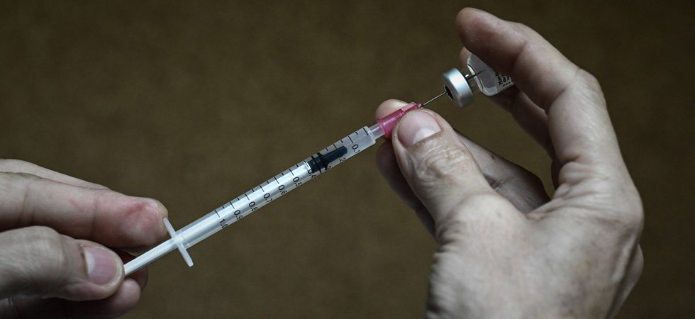 Covid-19 : cinq personnes sont mortes en France après voir reçu le vaccin Pfizer/BioNTech