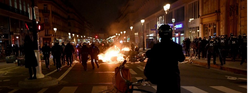 Des manifestations spontanées partout en France après l'adoption de la réforme des retraites