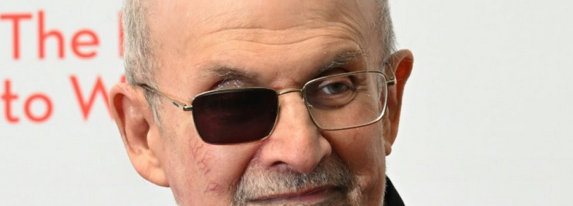 Neuf mois après une attaque au couteau, Salman Rushdie réapparaît en public à New York