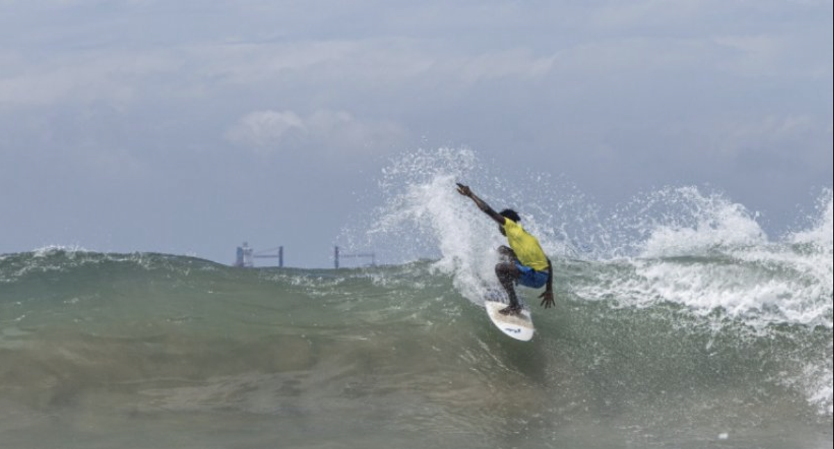 Au Nigeria, surfer entre les oléoducs et les cargos pétroliers