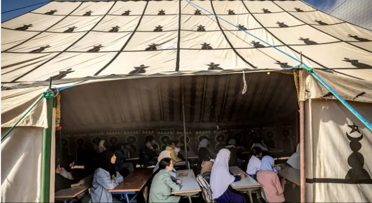 Au Maroc, reprendre l'école sous tente et vouloir "oublier la tragédie"