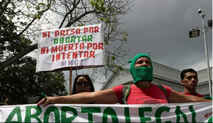 Argentine: les femmes dans la rue, le candidat anti-avortement Milei dans le viseur