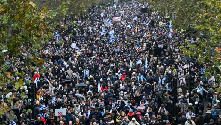 Des milliers de personnes marchent contre l'antisémitisme à Londres