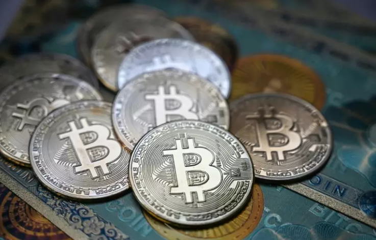 Le bitcoin poursuit sa course folle, nouveau record au-dessus des 71.000 dollars