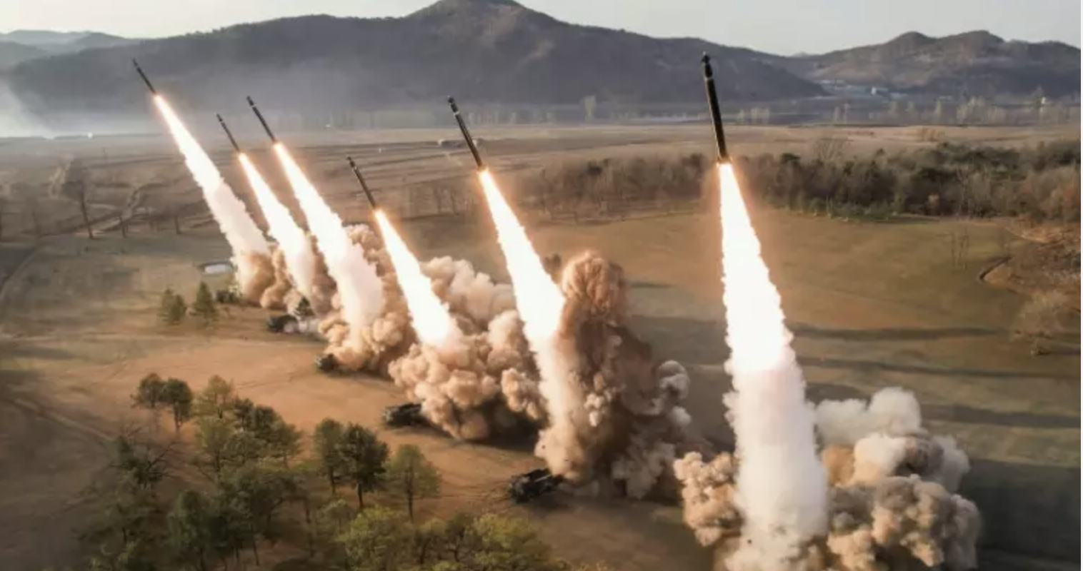 Corée du Nord: Kim supervise des tirs de lance-roquettes "de très grande taille"