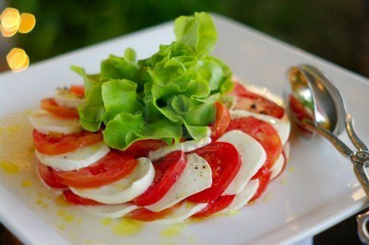 INSALATA DE POMODORO E MOZARELLA